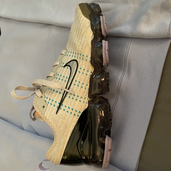 Air Vapormax Flynit 3 (GS) 6.5 Y = 8 in Women’s (HOODIE NO LONGER INCLUDED) - Picture 5 of 7